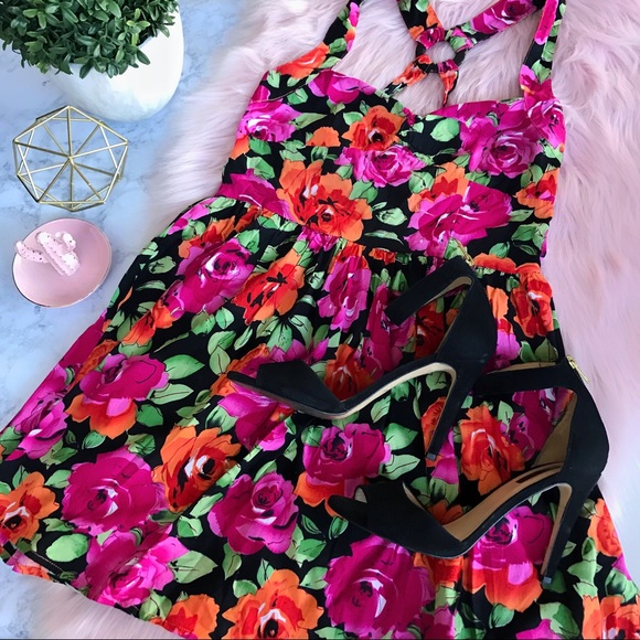 Dresses & Skirts - CUTE  Hawaiian Printed Floral Dress Size Small